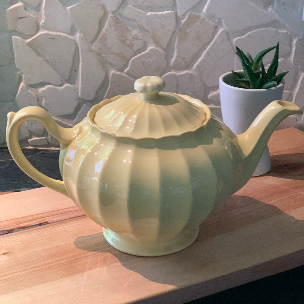 VINTAGE | Light Yellow Teapot